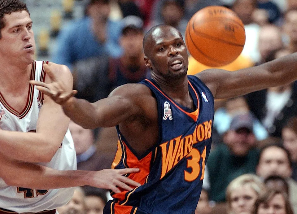 Golden State's Adonal Foyle (R) struggles for the ball with Nugget's Raef LaFrentz 22 December 2001 at the Pepsi Center in Denver, Colorado. AFP PHOTO/Jon HATCH (Photo by JON HATCH / AFP via Getty Images)