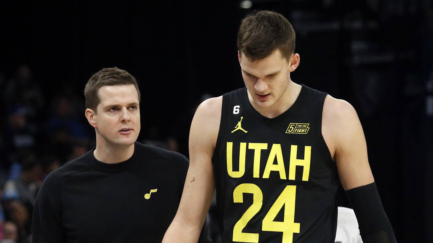 Jan 8, 2023; Memphis, Tennessee, USA; Utah Jazz head coach Will Hardy (left) talks with center Walker Kessler (24) as he checks out of the game during the first half against the Memphis Grizzlies at FedExForum. Mandatory Credit: Petre Thomas-Imagn Images