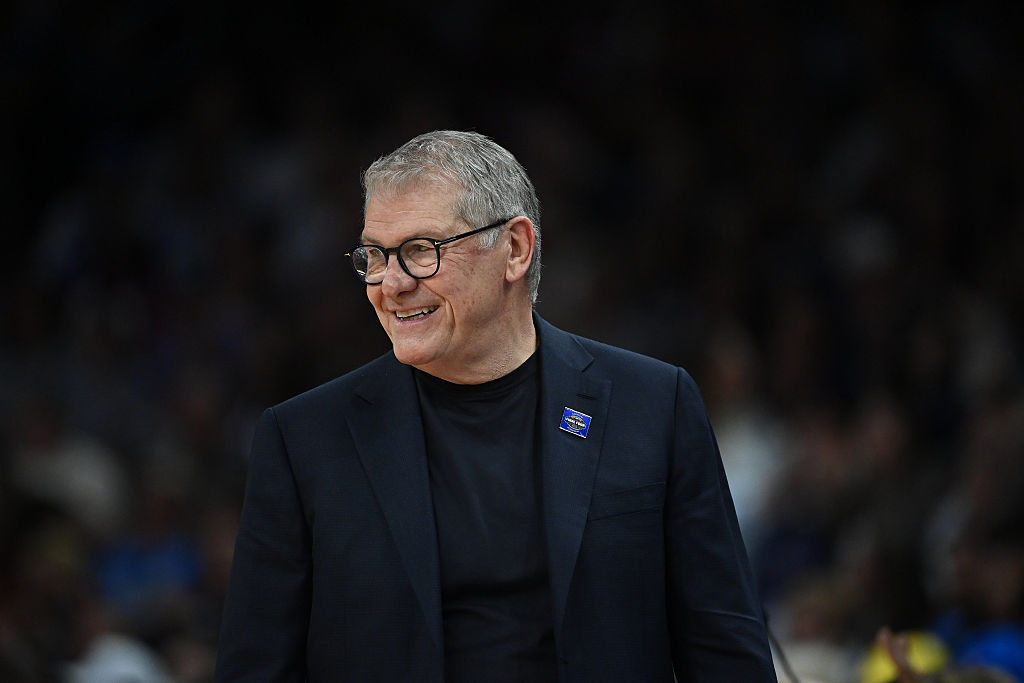 Geno Auriemma to call WNBA game