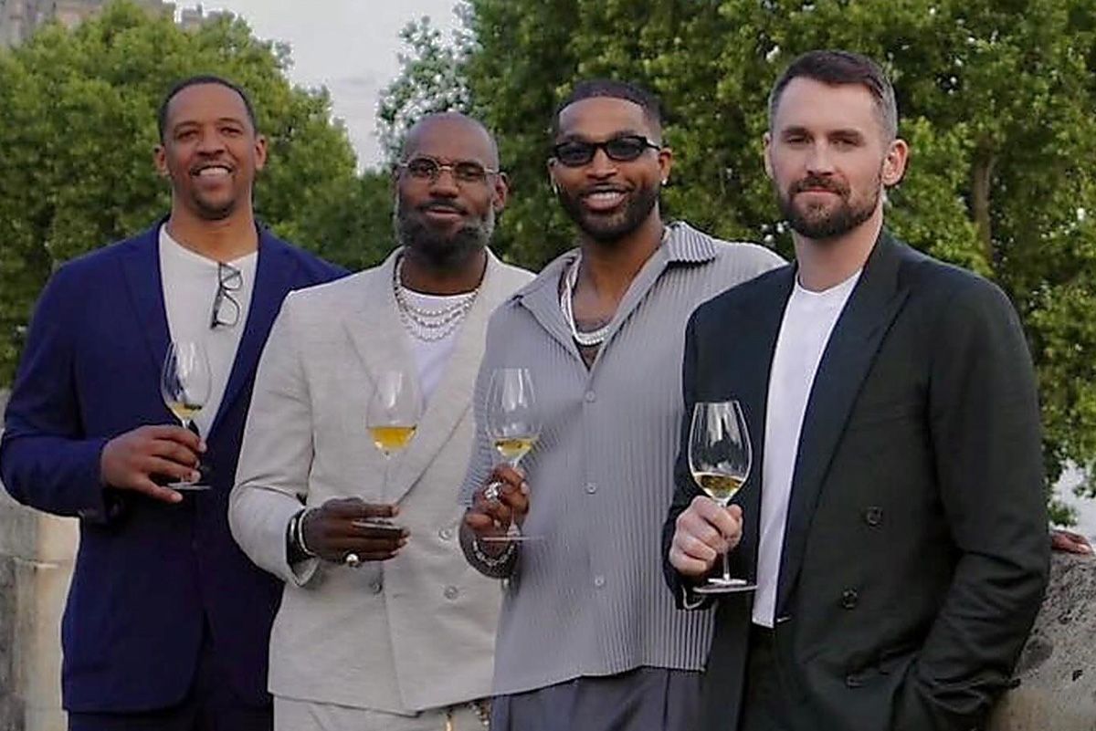 LeBron James Vacations with Former Cavaliers Teammates in London amid Hopes He'll Return to Hometown Team