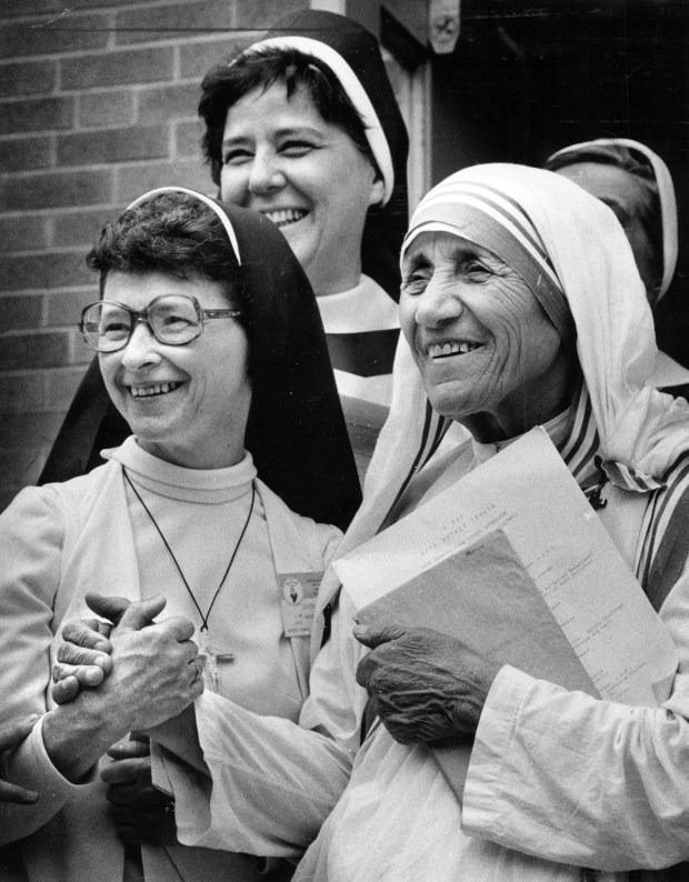Nobel Peace Prize winner Mother Teresa, of Calcutta, shares a moment of camaraderie with nuns at Good Counsel High School in Chicago on June 14, 1981. (Anne Cusack/Chicago Tribune)