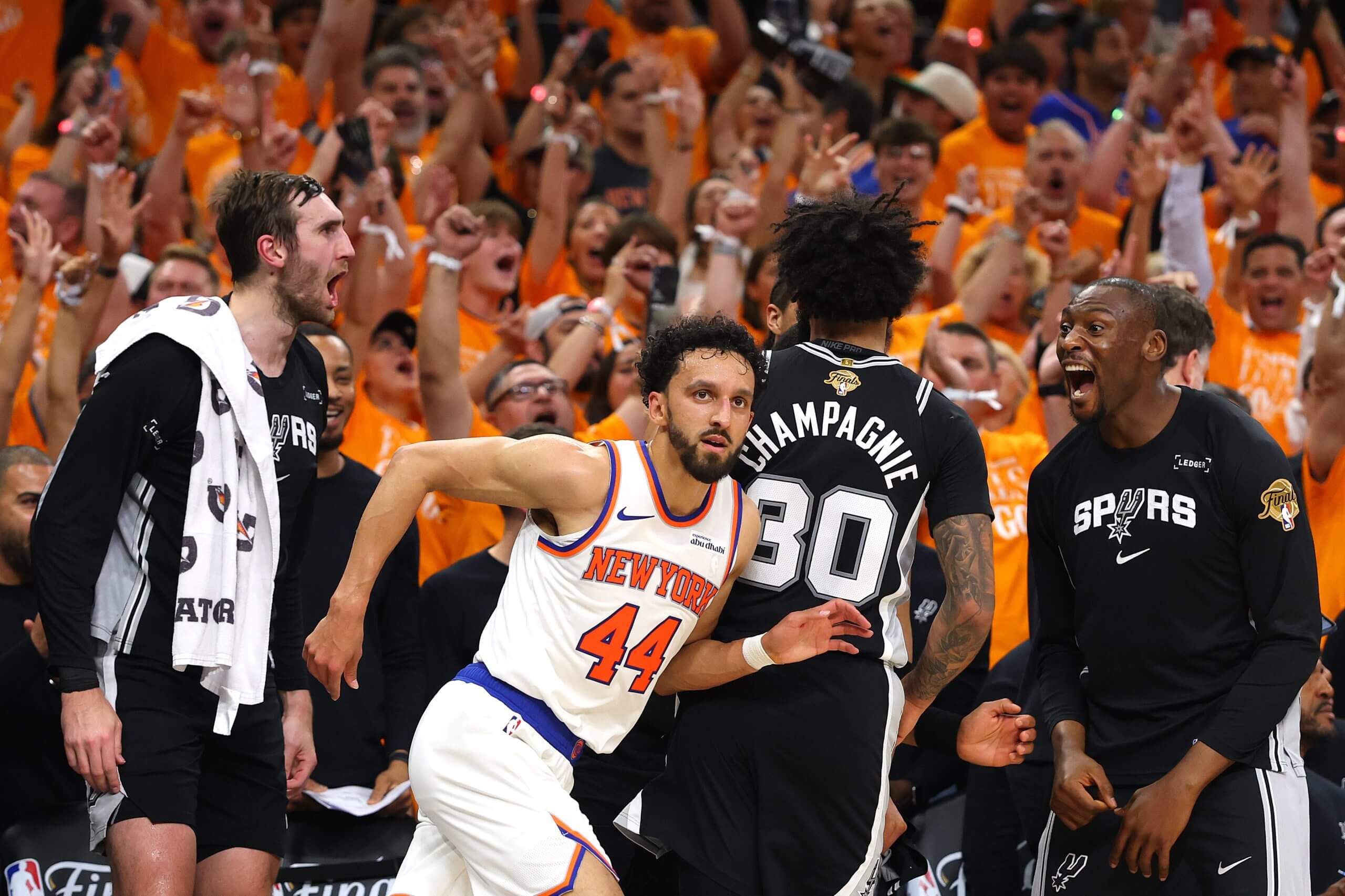 An action shot between the Knicks and San Antonio Spurs
