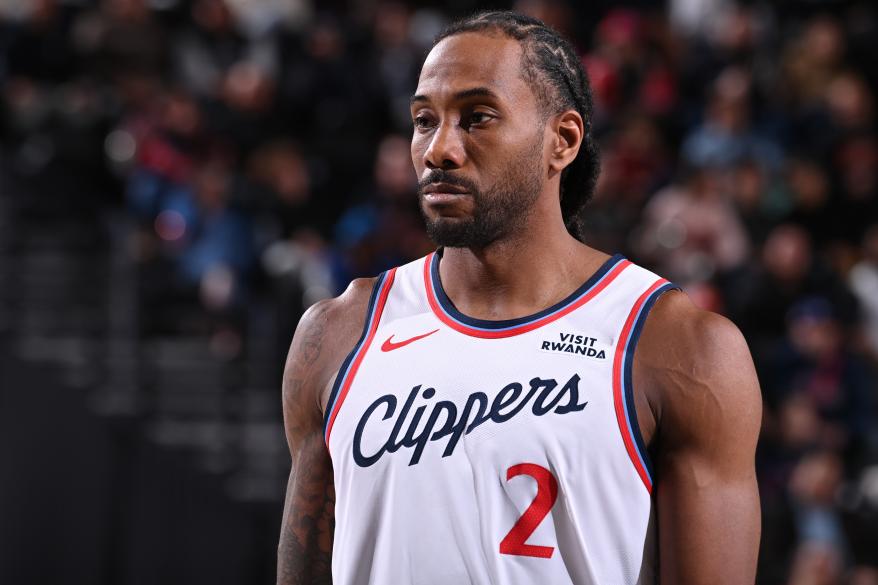 Kawhi Leonard in an LA Clippers jersey during a game.