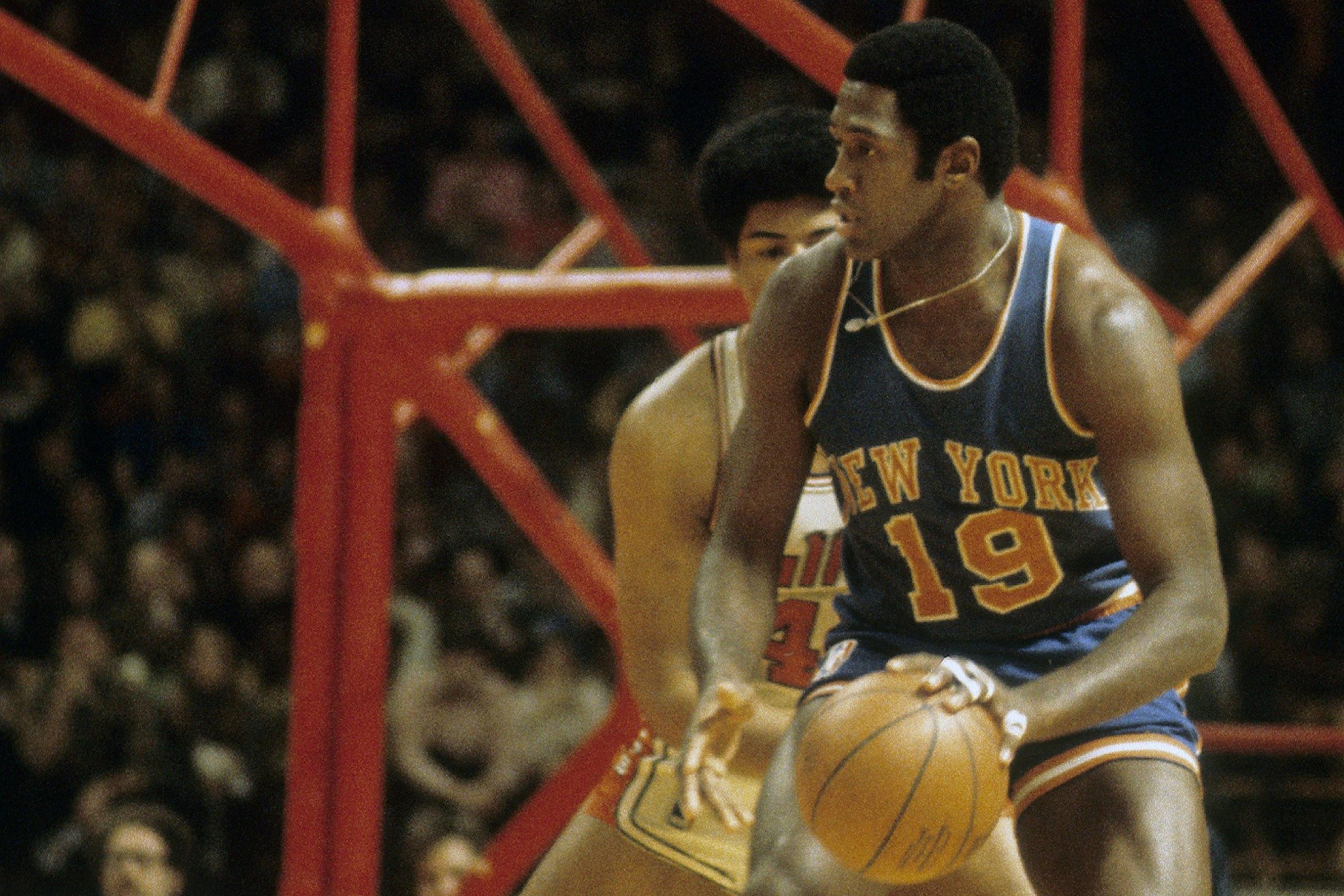 BALTIMORE, MD - CIRCA 1970’s: Willis Reed #19 of the New York Knicks is guarded closely by Wes Unseld #41 of the Washington Bullets during a early circa 1970’s NBA basketball game at the Baltimore Civic Center in Baltimore, Maryland. Reed played for the Knicks from 1964-74. (Photo by Focus on Sport/Getty Images)