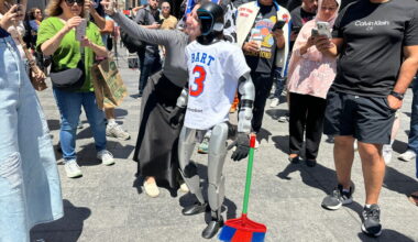 Fans arrive early for hot-ticket Spurs-Knicks Game 3 of the NBA Finals
