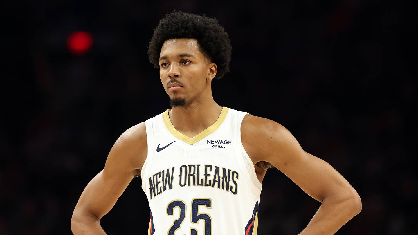 Nov 10, 2025; Phoenix, Arizona, USA; New Orleans Pelicans forward Trey Murphy III (25) against the Phoenix Suns at the Mortgage Matchup Center. Mandatory Credit: Mark J. Rebilas-Imagn Images