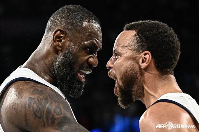 LeBron James (left) and Stephen Curry. /Photo=AFPBBNews=NEWS1