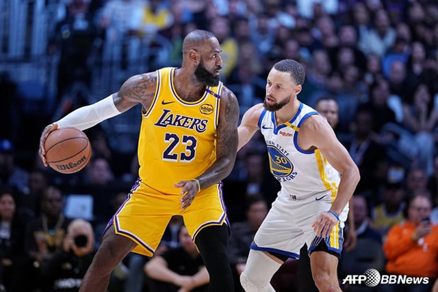 LeBron James (left) and Stephen Curry. /Photo=AFPBBNews=NEWS1