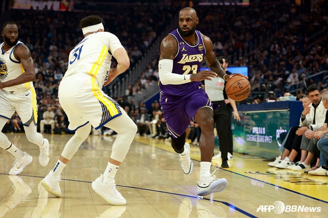 Stephen Curry (left) and LeBron James focusing on the game. /Photo=AFPBBNews=NEWS1