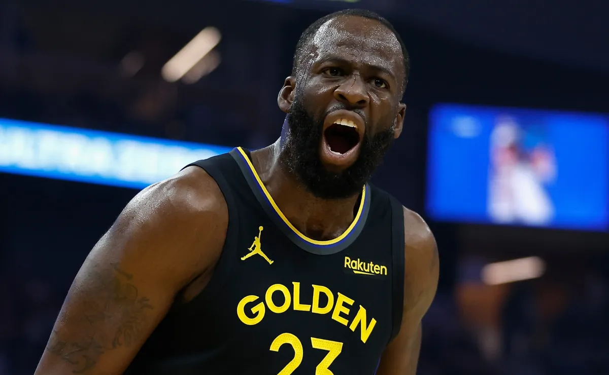 Draymond Green #23 of the Golden State Warriors passes the ball. Ezra Shaw/Getty Images