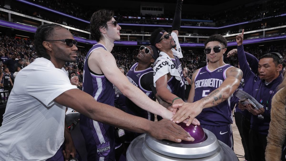 Dylan Cardwell pitches ‘Beam Boy’ T-shirts for Kings fans – NBC Bay Area
