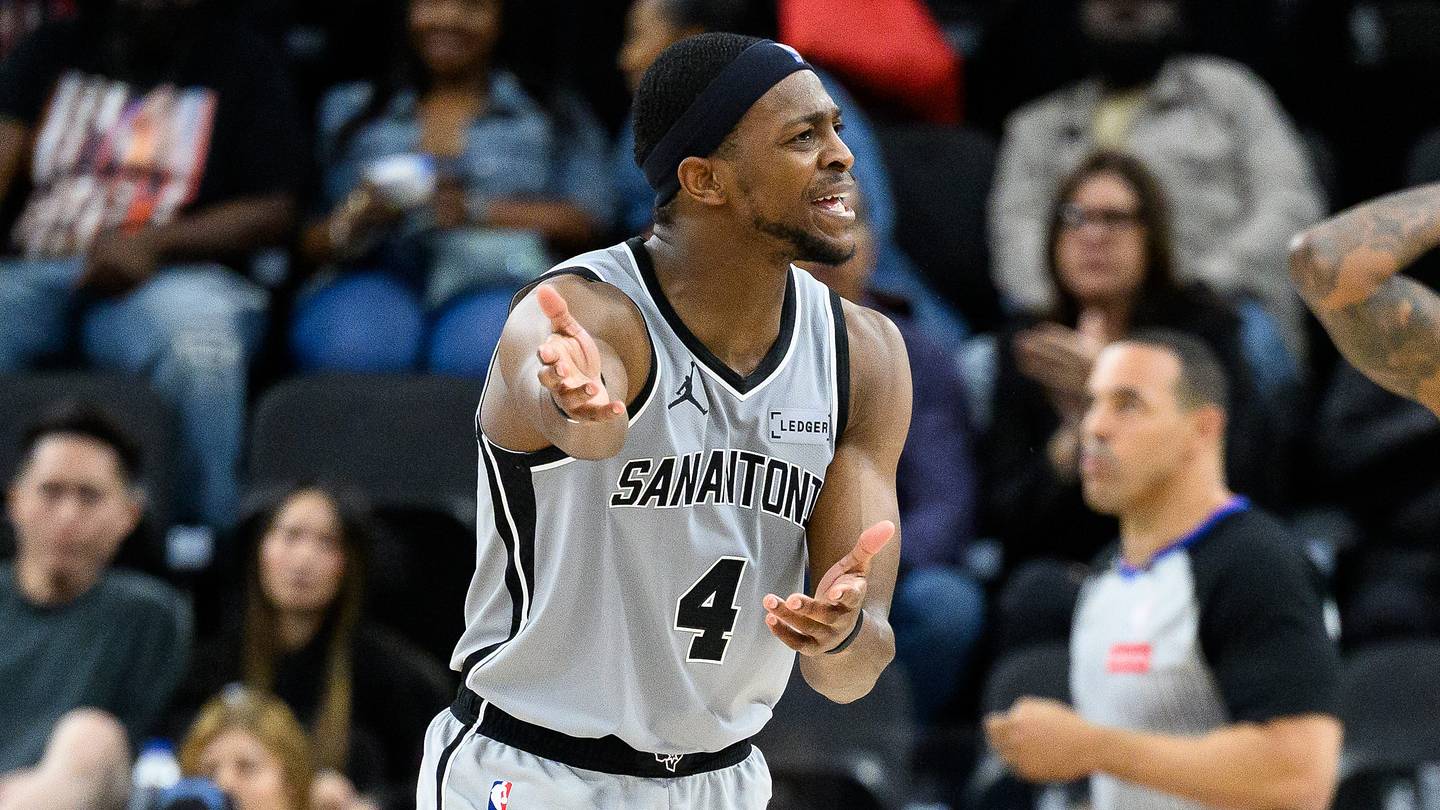 Apr 2, 2026; Inglewood, California, USA; San Antonio Spurs guards De'aaron Fox (4) and Devin Vassell (24) react during the second half against the Los Angeles Clippers at Intuit Dome. Mandatory Credit: William Liang-Imagn Images