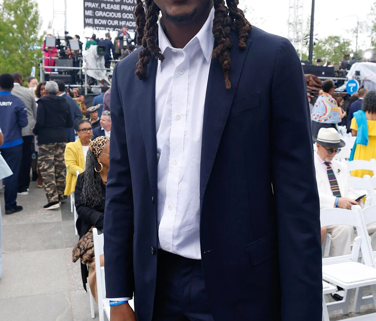 Illinois legend Ayo Dosunmu proposes to girlfriend in Chicago