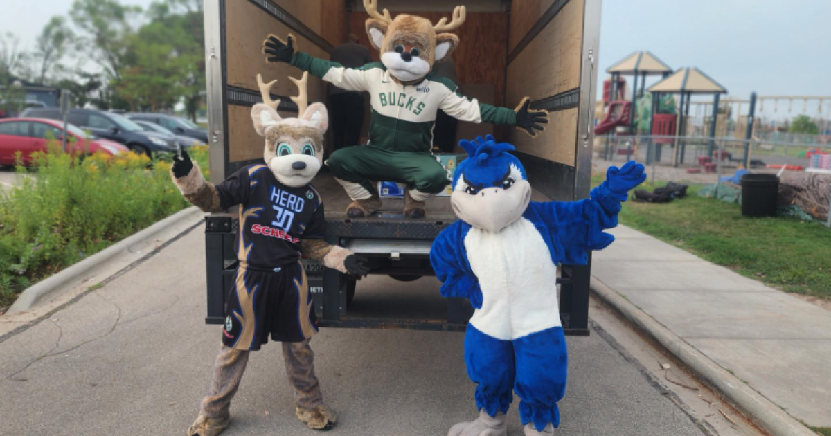 Milwaukee Bucks, Wisconsin Herd help Menasha families recover