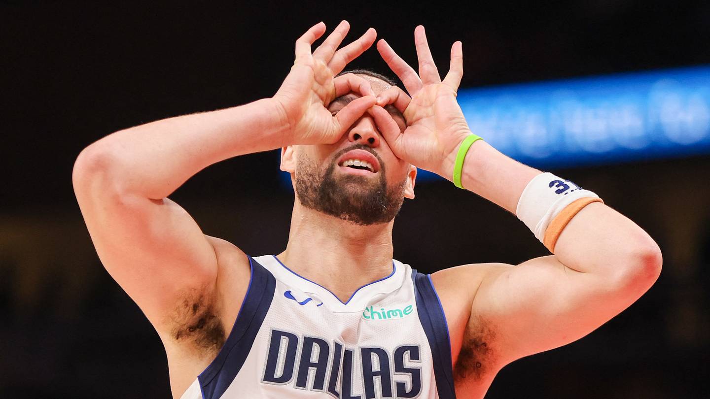 Mar 10, 2026; Atlanta, Georgia, USA; Dallas Mavericks guard Klay Thompson (31) reacts after making a three-point basket against the Atlanta Hawks in the fourth quarter at State Farm Arena. Mandatory Credit: Brett Davis-Imagn Images