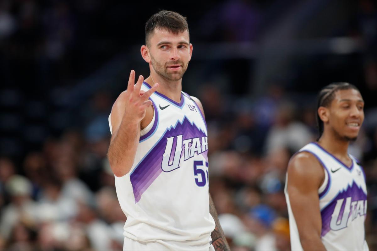 Knicks signing John Konchar to one-year contract in depth move