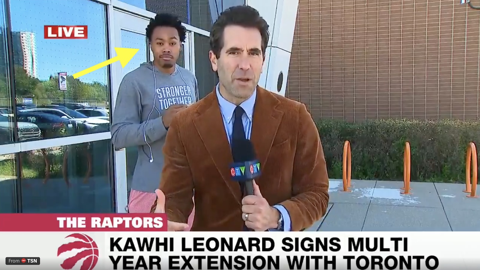 Raptors star Scottie Barnes crashing a TV news segment