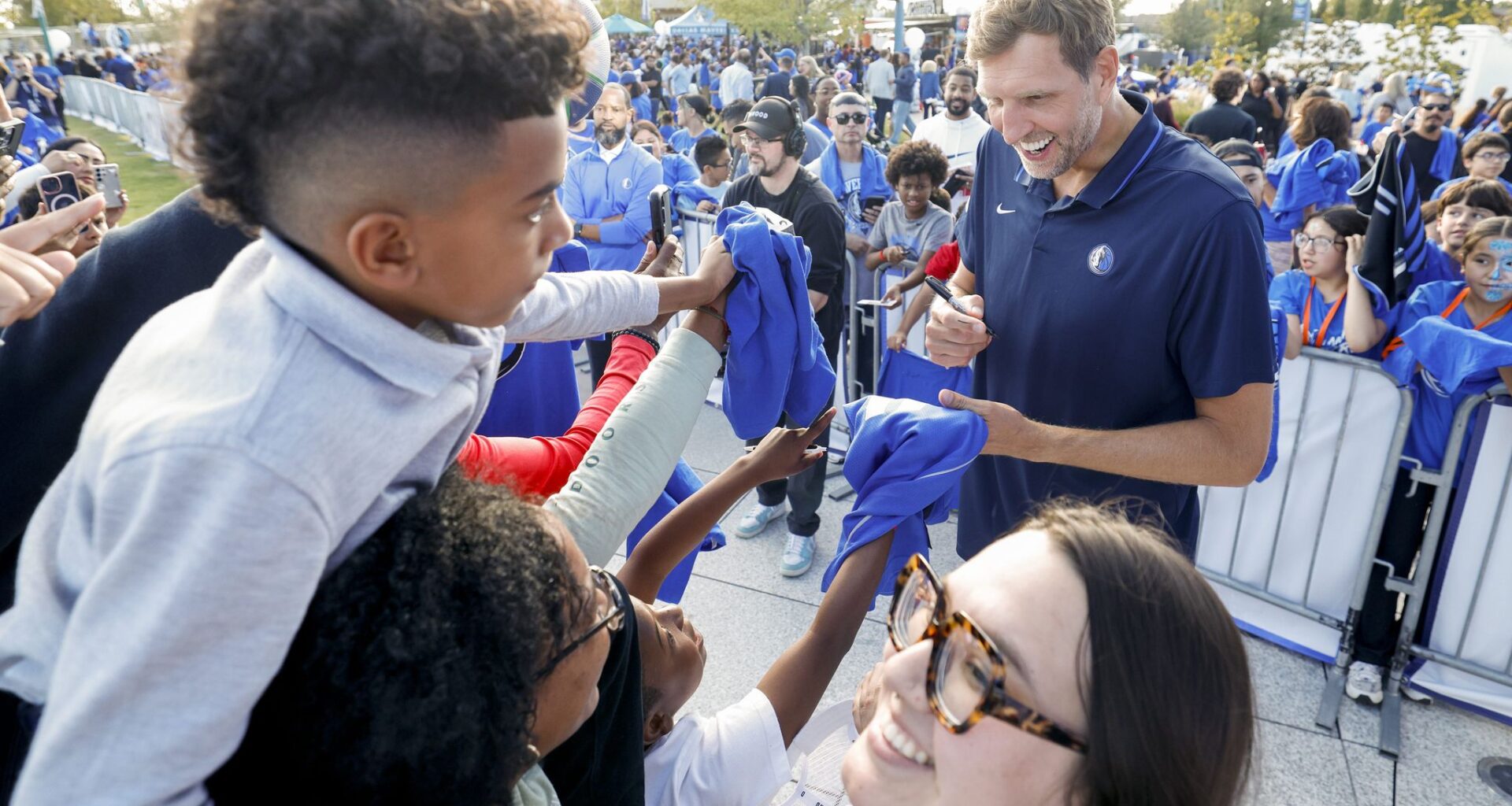 Mavs revamp season tipoff event, bring smiles to Oak Cliff community