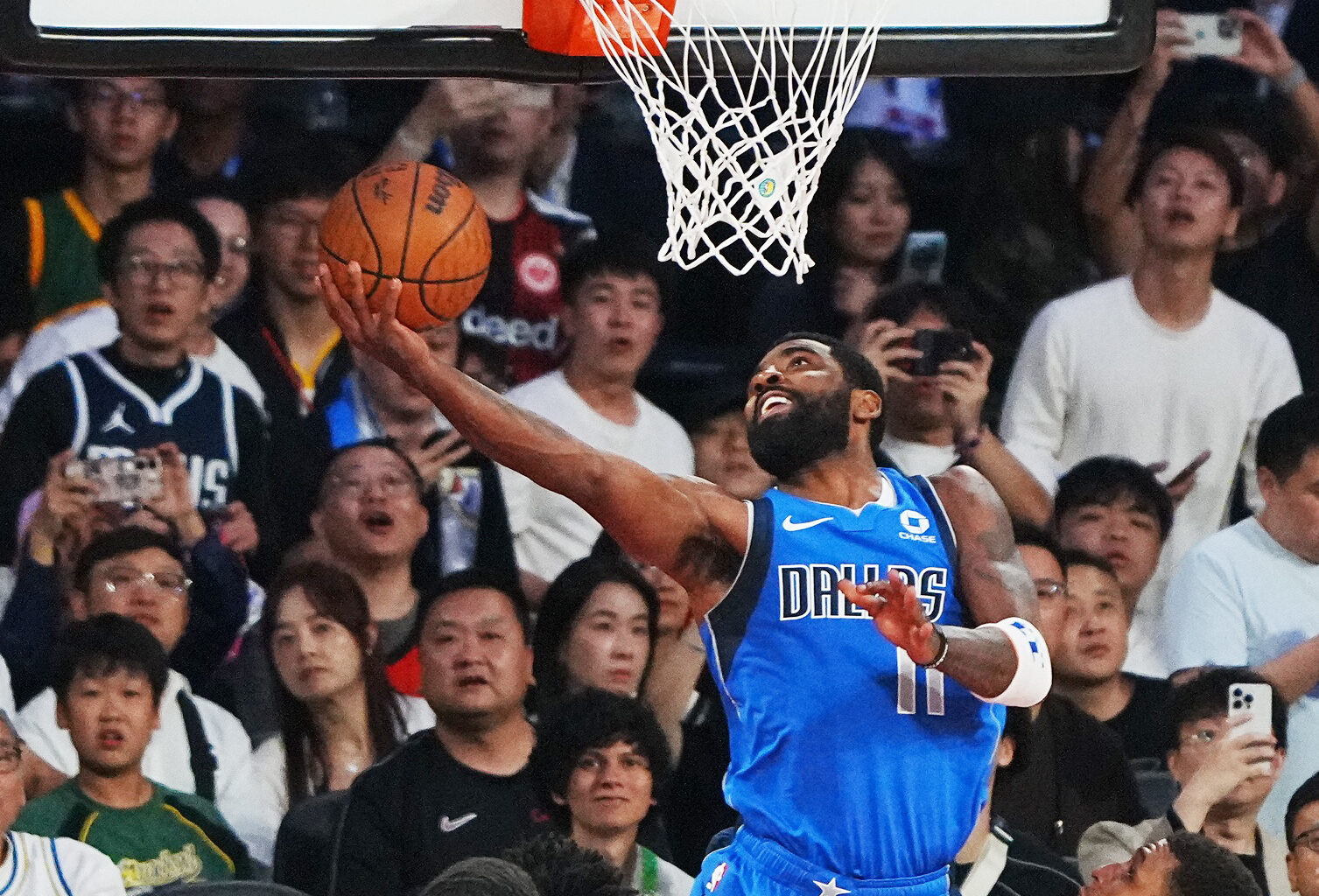 Mavericks' Kyrie Irving dazzles in return against Rockets