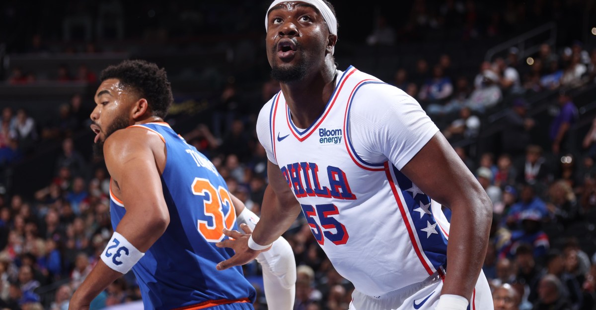 Ariel Hukporti leaves game vs. Knicks with apparent leg injury