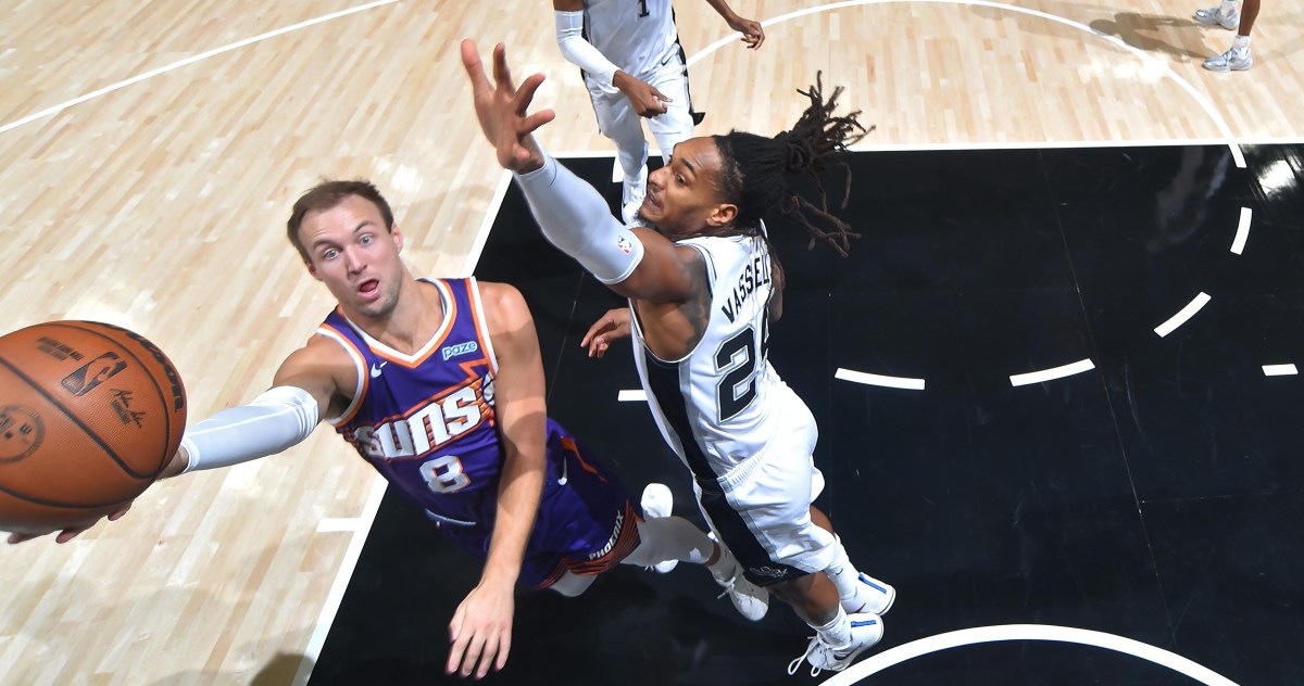 Luke Kennard exits early with apparent left knee injury