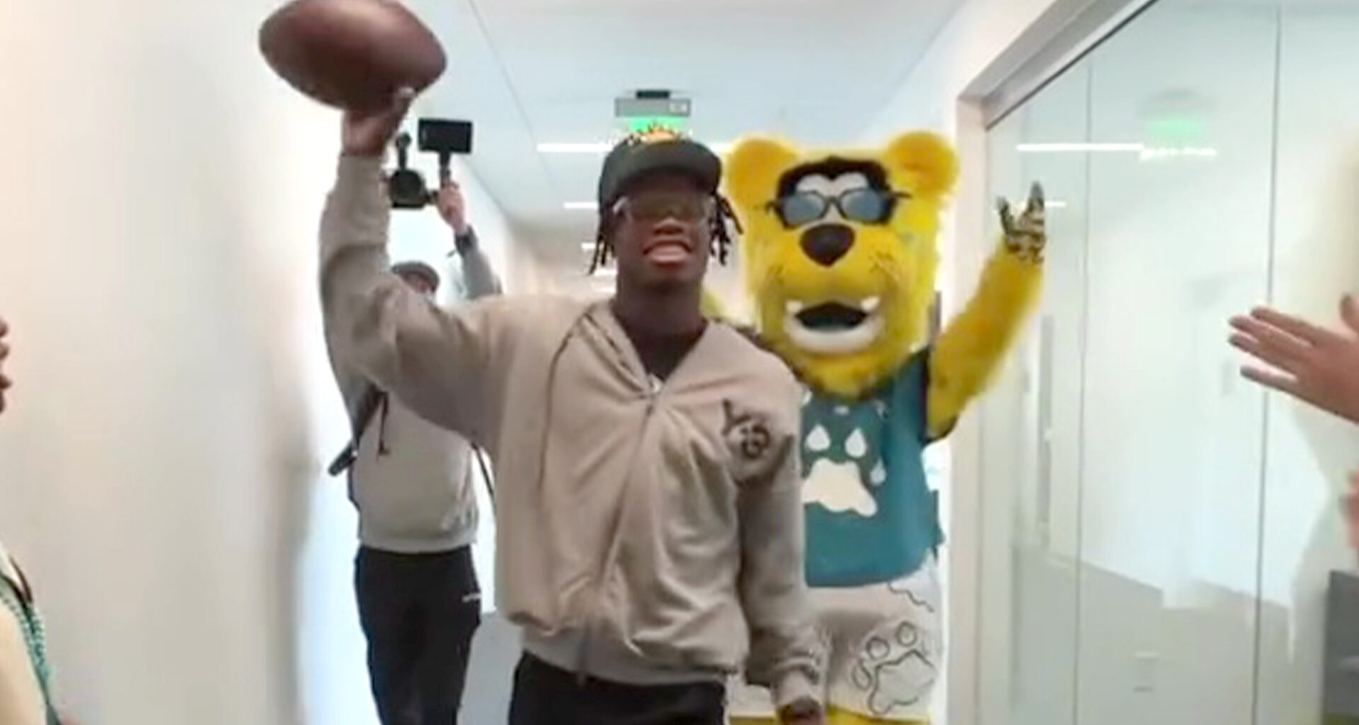 Travis Hunter given 'perfect intro' by Jacksonville Jaguars after team threatened to upset new star with announcement