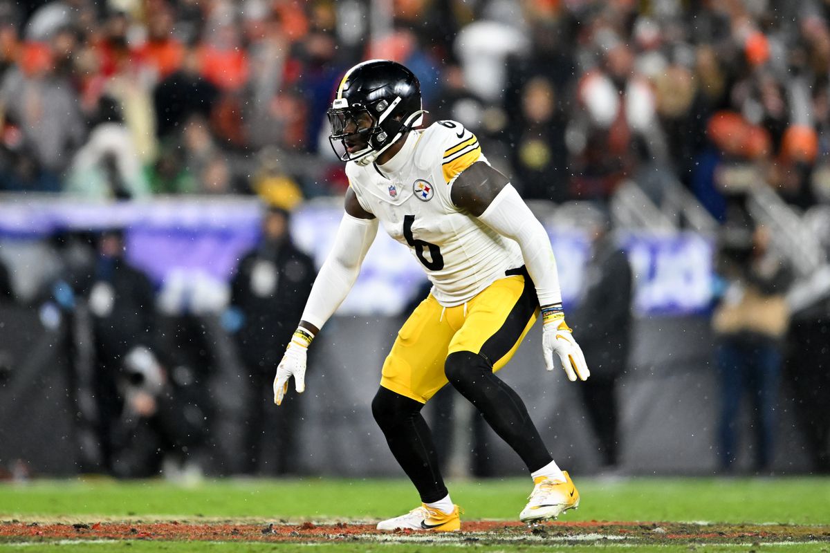 Patrick Queen #6 of the Pittsburgh Steelers in action during the first quarter against the Cleveland Browns at Huntington Bank Field on November 21, 2024 in Cleveland, Ohio.