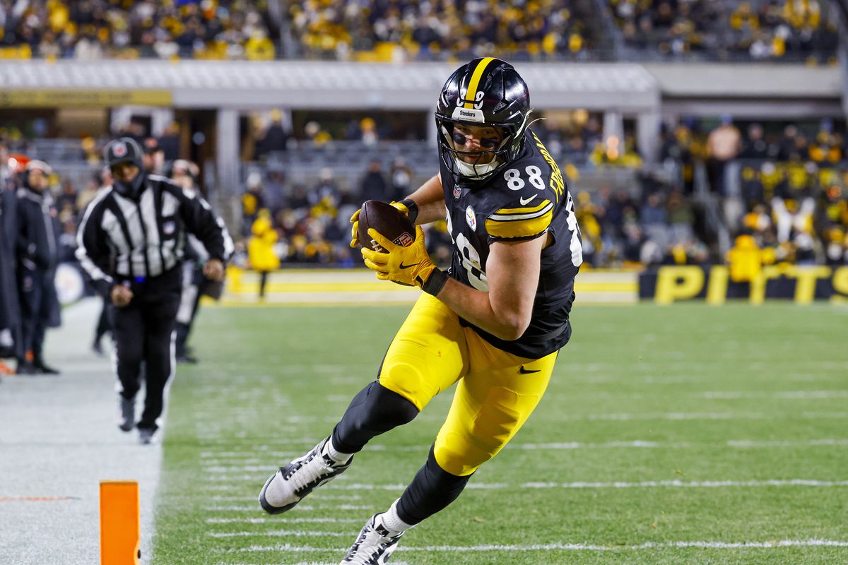 Pat Freiermuth #88 of the Pittsburgh Steelers catches a touchdown pass in the fourth quarter of a game against the Cincinnati Bengals at Acrisure Stadium on January 04, 2025 in Pittsburgh, Pennsylvania.
