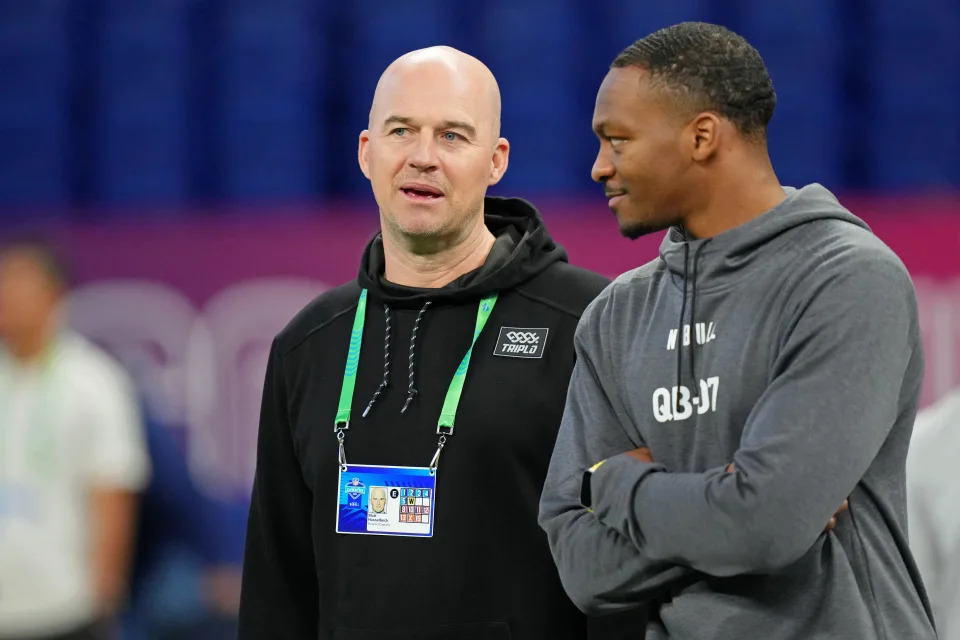 Mar 4, 2023; Indianapolis, IN, USA; NFL former player and prospect captain Matt Hasselbeck talks with Tennessee quarterback Hendon Hooker (QB07) between drills at Lucas Oil Stadium. Mandatory Credit: Kirby Lee-USA TODAY Sports