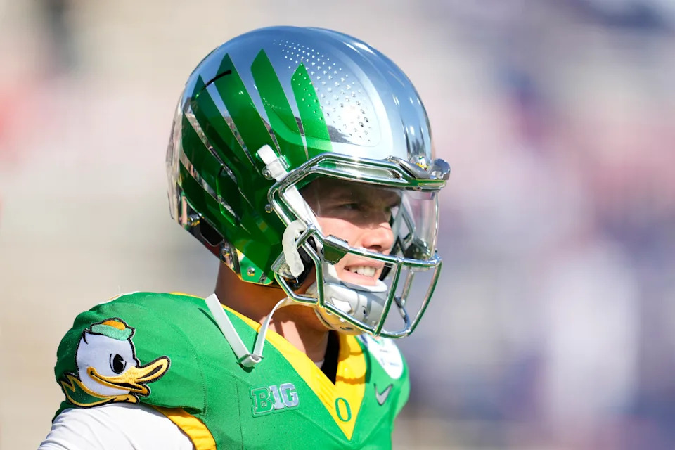 PASADENA, CALIFORNIA - JANUARY 1: Dillon Gabriel #8 of the Oregon Ducks warms up before the game against the Ohio State Buckeyes at Rose Bowl Stadium on January 1, 2025 in Pasadena, California. (Photo by CFP/Getty Images)