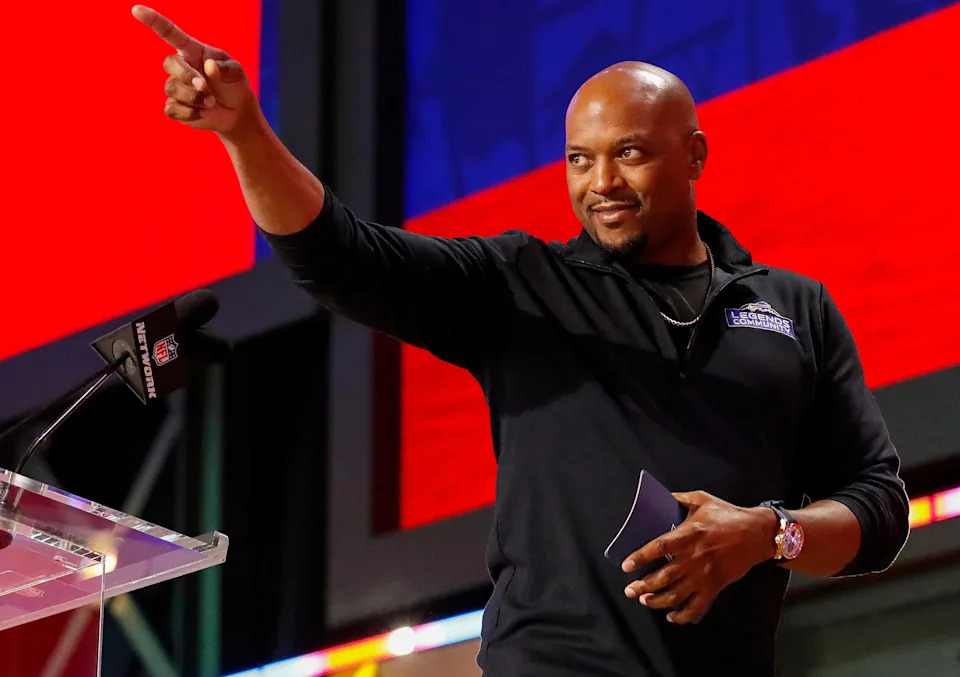 Former Buffalo Bills wide receiver Lee Evans points to Bills fans after announcing the team’s selection with the 41st overall pick during the second round of the 2025 NFL Draft on Friday, April 25, 2025, at Lambeau Field in Green Bay, Wisconsin. The draft runs through April 26.
Tork Mason/USA TODAY NETWORK-Wisconsin