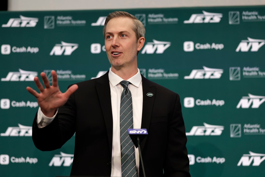 Not firing back at Rodgers a good sign by new Jets brass