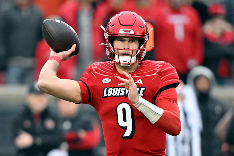 Louisville Cardinals QB Tyler Shough throws against the Pittsburgh Panthers at L&N Federal Credit Union Stadium.Jamie Rhodes-Imagn Images
