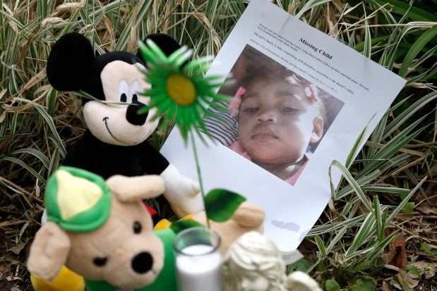 A memorial is set up near the Joliet Township home where 17-month-old Semaj Crosby was found dead on April 27, 2017. (José M. Osorio/Chicago Tribune)