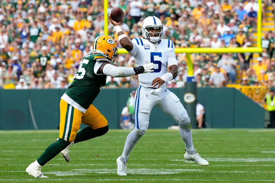 Indianapolis Colts quarterback Anthony Richardson (5) throws a pass under pressure from Green Bay Packers defensive lineman Devonte Wyatt (95)© Jeff Hanisch-Imagn Images