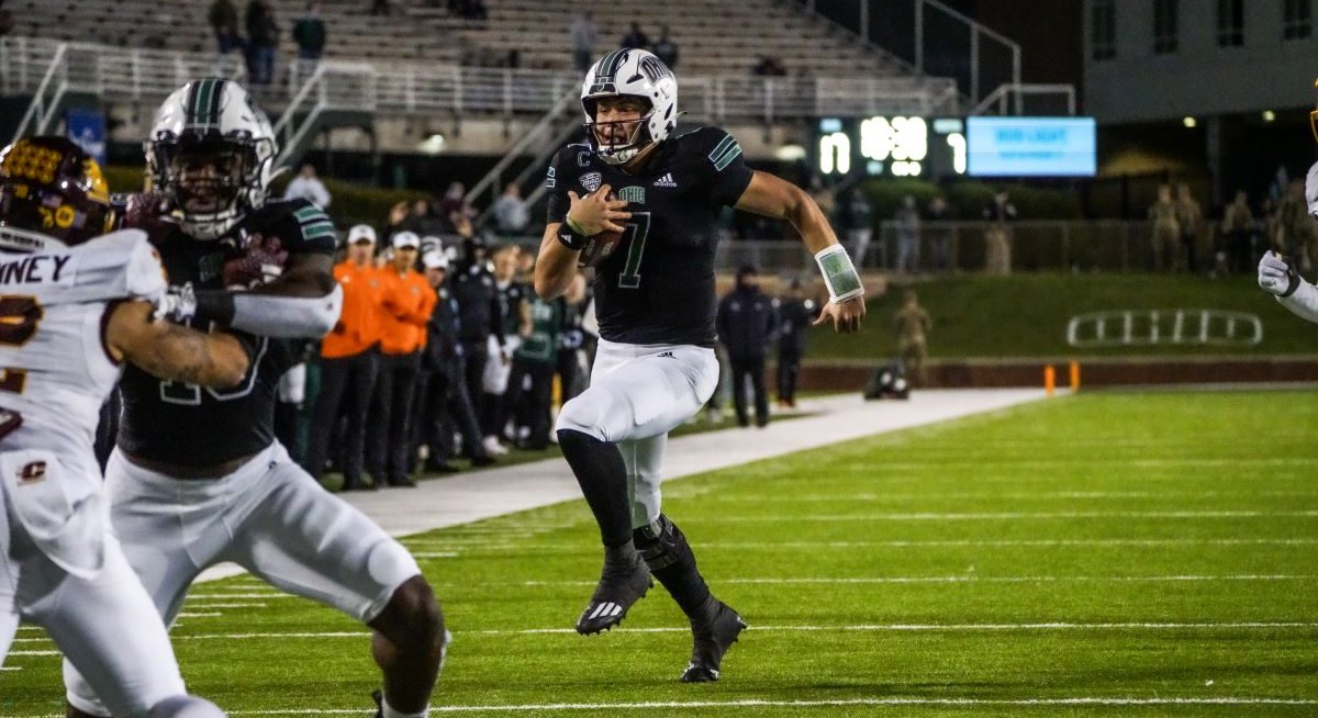 Kurtis Rourke runs to the endzone in Ohio's game against Central Michigan