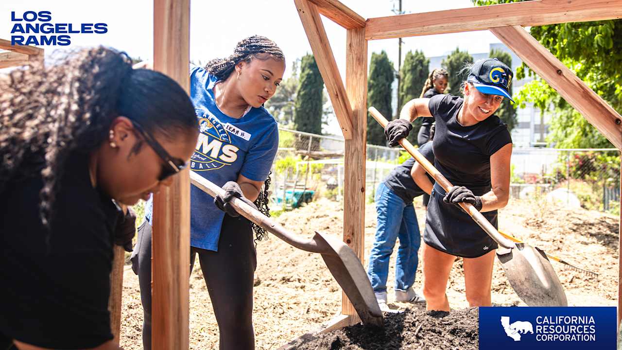Los Angeles Rams Community - Rams team up with California Resources Corporation and EnrichLA to celebrate Earth Day with first of five edible garden builds throughout Los Angeles