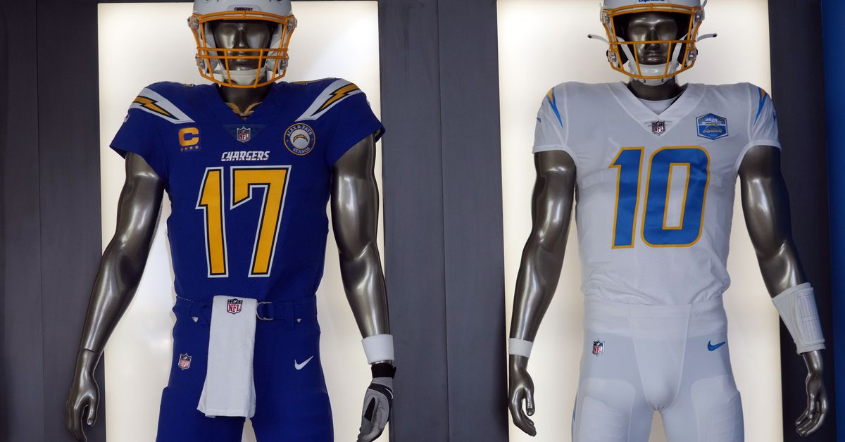 Chargers News: Vikings extend EDGE Andre Van Ginkel with 1-year deal