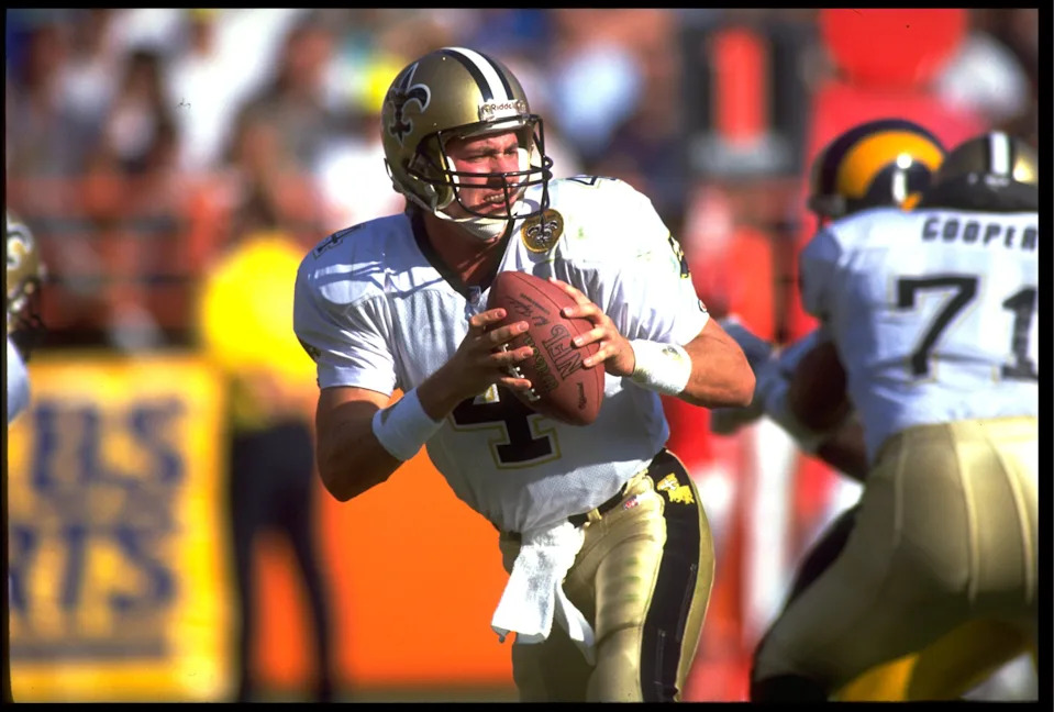 3 NOV 1991: NEW ORLEANS SAINTS QUARTERBACK STEVE WALSH DROPS BACK TO PASS DURING THE SAINTS 24-17 WIN OVER THE LOS ANGELES RAMS AT ANAHEIM STADIUM IN ANAHEIM, CALIFORNIA.