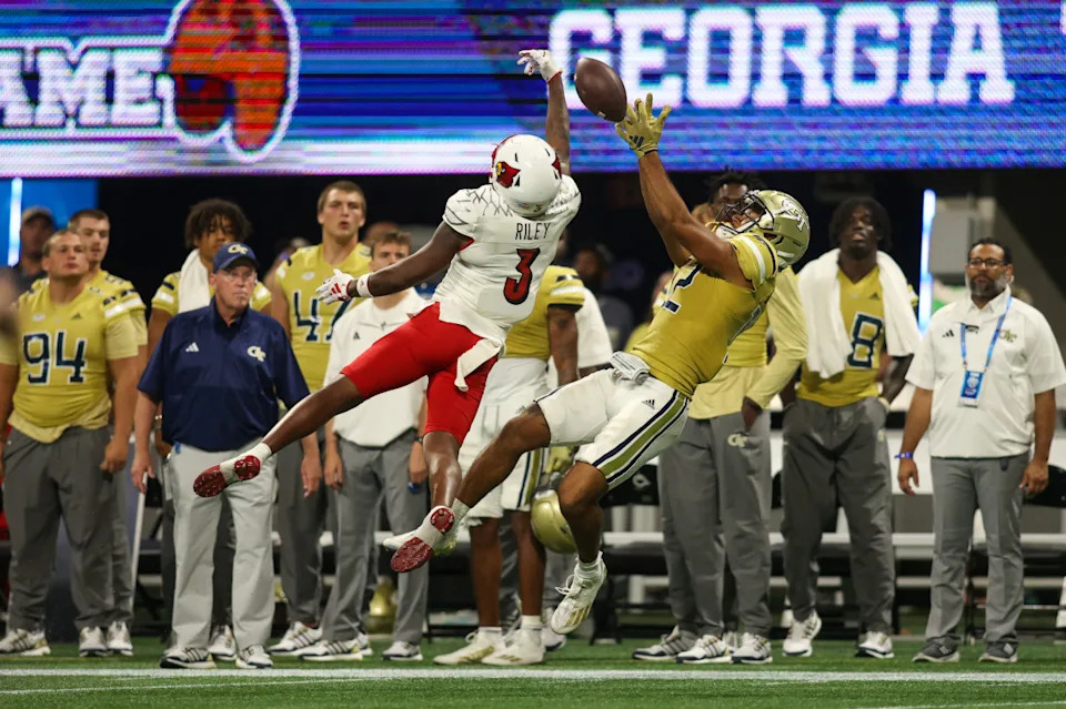 Louisville Cardinals defensive back Quincy Riley (3) breaks up a pass against the Georgia Tech Yellow Jackets. Mandatory Credit: Brett Davis-Imagn Images