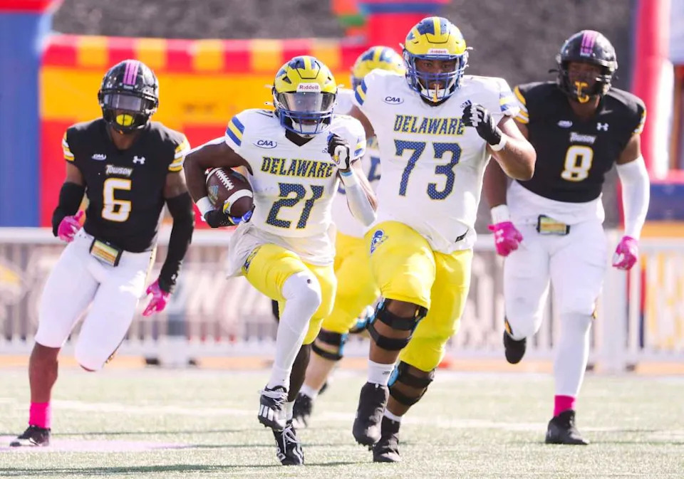 Delaware running back Marcus Yarns (21) takes a short pass for a long touchdown against Towson. © William Bretzger/Delaware News Journal / USA TODAY NETWORK
