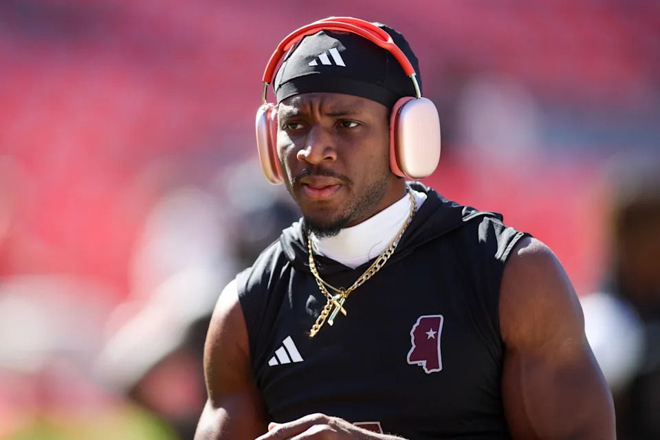 Mississippi State Bulldogs wide receiver Kelly Akharaiyi (1) prepares for a game against the Georgia Bulldogs at Sanford Stadium.© Brett Davis-Imagn Images