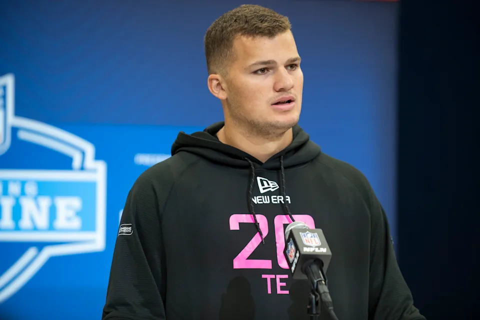 Feb 27, 2025; Indianapolis, IN, USA; Louisiana St tight end Mason Taylor (TE20) during the 2025 NFL Combine at Lucas Oil Stadium.Tanner Pearson-Imagn Images