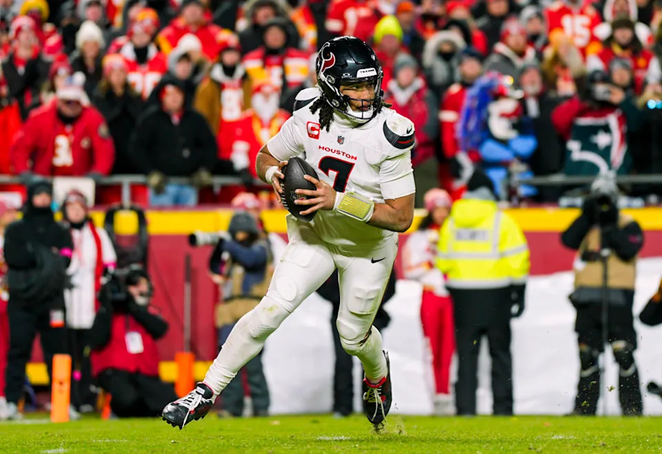 Texans quarterback C.J. Stroud (7) rolls out to pass during the second half against the Kansas City Chiefs© Jay Biggerstaff-Imagn Images