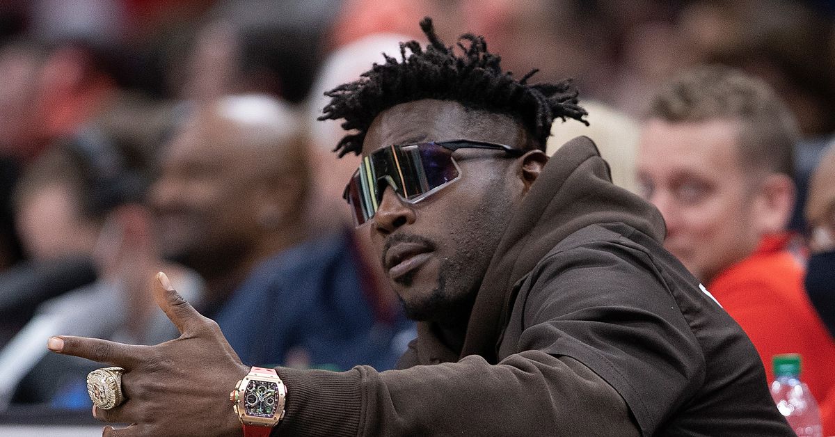 Former Pittsburgh Steelers WR Antonio Brown detained after boxing event