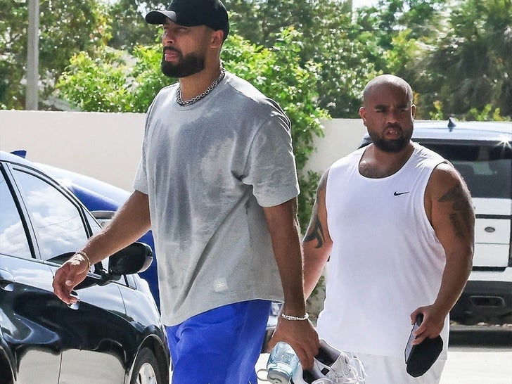 0520-Travis-Kelce-Sweaty-After-Workout-Preparing-For-NFL-Season-Sub2