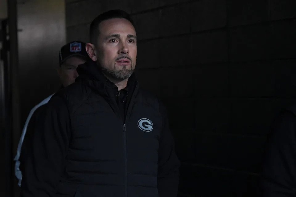 Green Bay Packers HC Matt LaFleur walks to the field against the Philadelphia Eagles in an NFC wild card game at Lincoln Financial Field.© Eric Hartline-Imagn Images