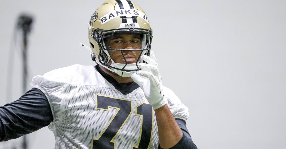 Kelvin Banks Jr. takes OT reps while Trevor Penning moves inside at OTAs