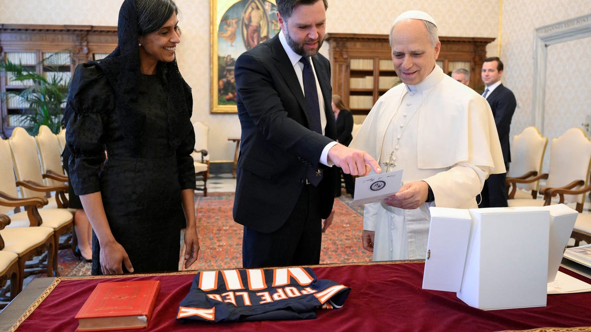 JD Vance gifts Pope Leo custom Chicago Bears jersey: Watch video