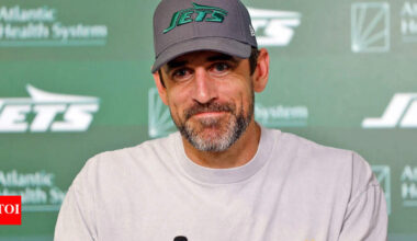 Aaron Rodgers throws shade at Bears, leaves Steelers hanging: Diva behavior or strategic silence? | NFL News